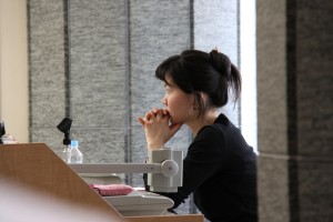 講演を拝聴する尾角さん 講演を拝聴する尾角さん