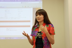 近況を発表する卒業生